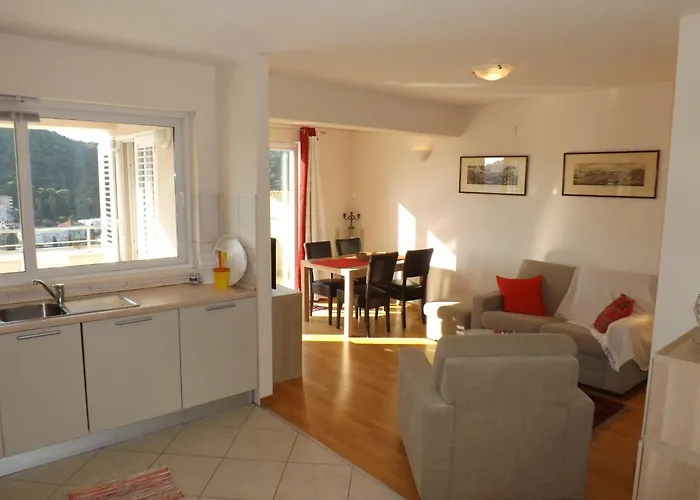 Arielle Two Bedroom In Lapad Apartment *